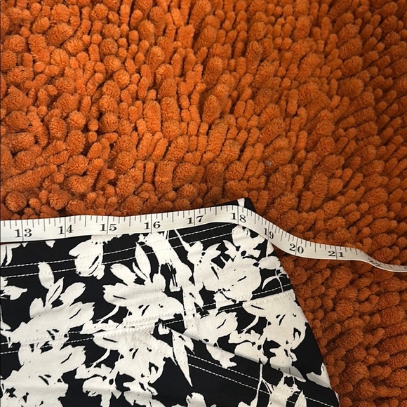 Mario Serrani Black and White Mini Pencil Skirt Resort Wear - Picture 3 of 4